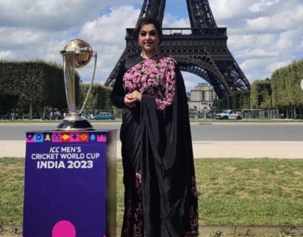 Cricket World Cup 2023: கிரிக்கெட் உலககோப்பையுடன் மீனா…..