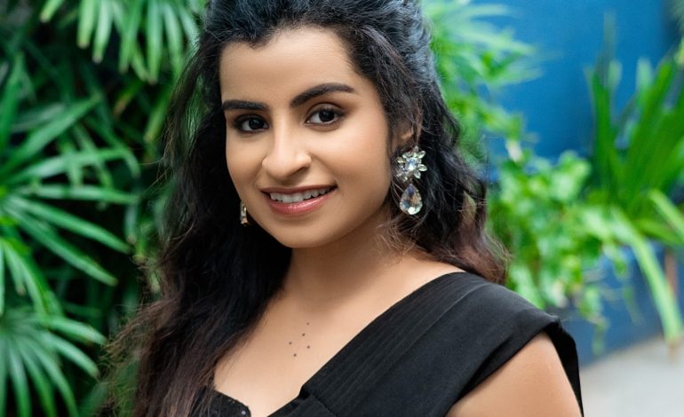 கருப்பு நிற சேலையில் கலக்கும் பின்னணி பாடகி சிவாங்கி