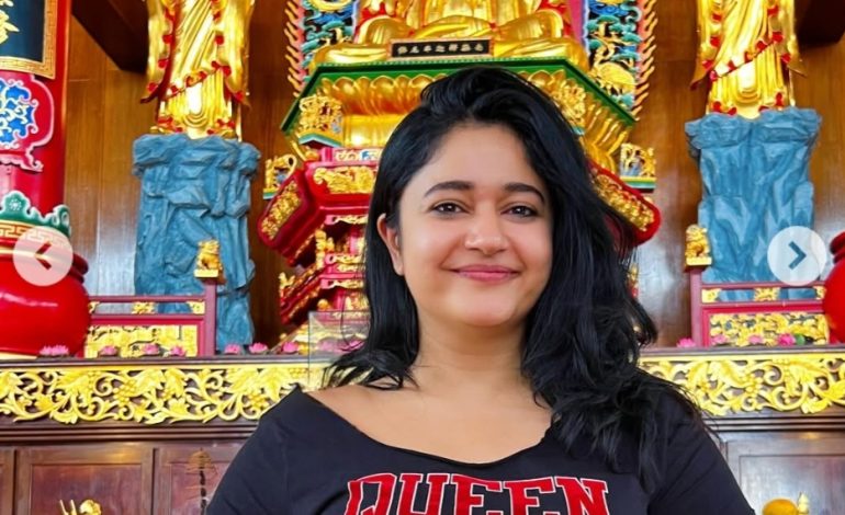 மது அருந்திக்கொண்டே என்ஜோய் பண்ணும் நடிகை பூனம் பாஜ்வா