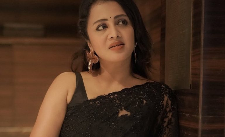 தொகுப்பாளினி அஞ்சனாவின் லேட்டஸ்ட் போட்டோ ஷூட்