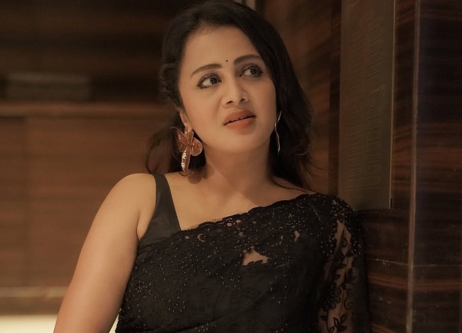 தொகுப்பாளினி அஞ்சனாவின் லேட்டஸ்ட் போட்டோ ஷூட்