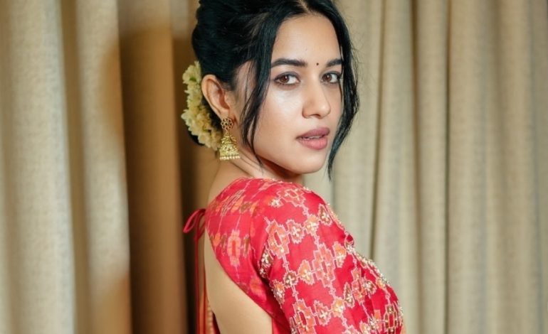 நடிகை மிர்னாலினி ரவியின் அசத்தல் போட்டோஸ்