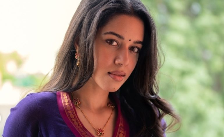 ஹோம்லி லுக்கில் வலம் வரும் நடிகை மிர்னாலினி