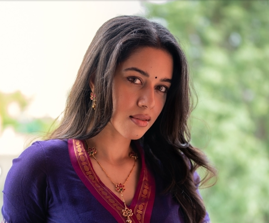 ஹோம்லி லுக்கில் வலம் வரும் நடிகை மிர்னாலினி