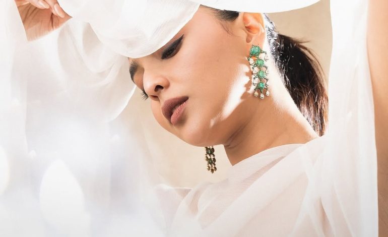 வெள்ளை நிற ஆடையில் கலக்கும் நடிகை ஐஸ்வர்யா லட்சுமி