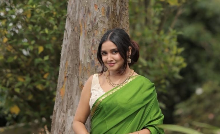 ஊட்டியில் சாரியுடன் நடிகை அனிகா…அழகிய போட்டோஸ்
