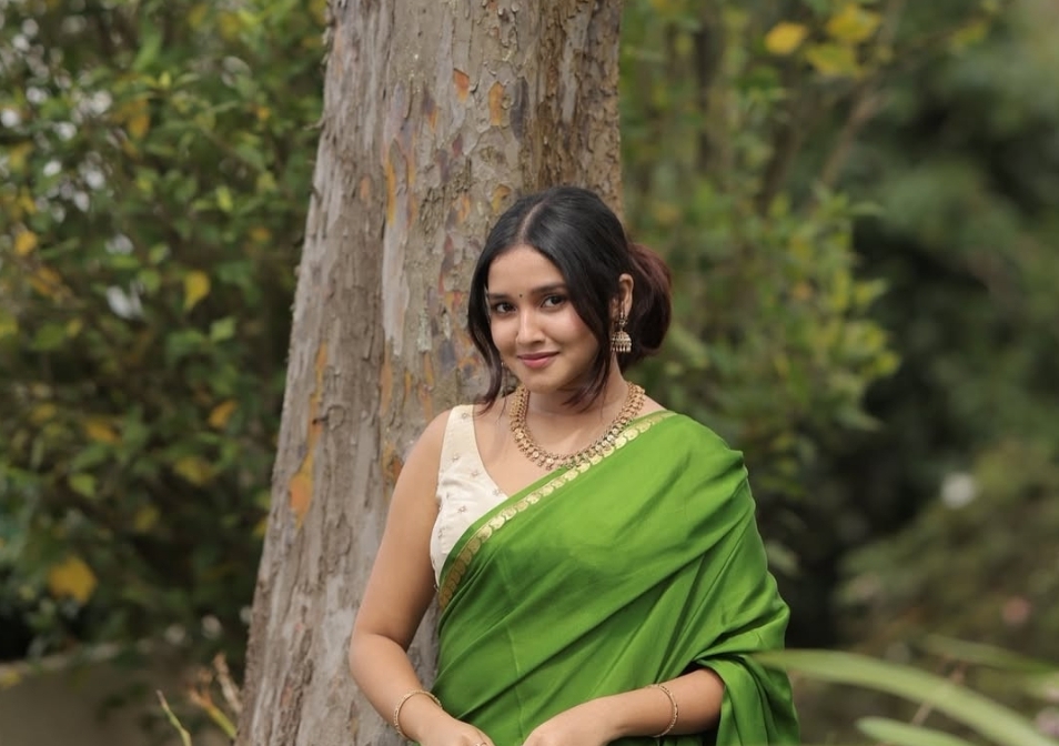 ஊட்டியில் சாரியுடன் நடிகை அனிகா…அழகிய போட்டோஸ்