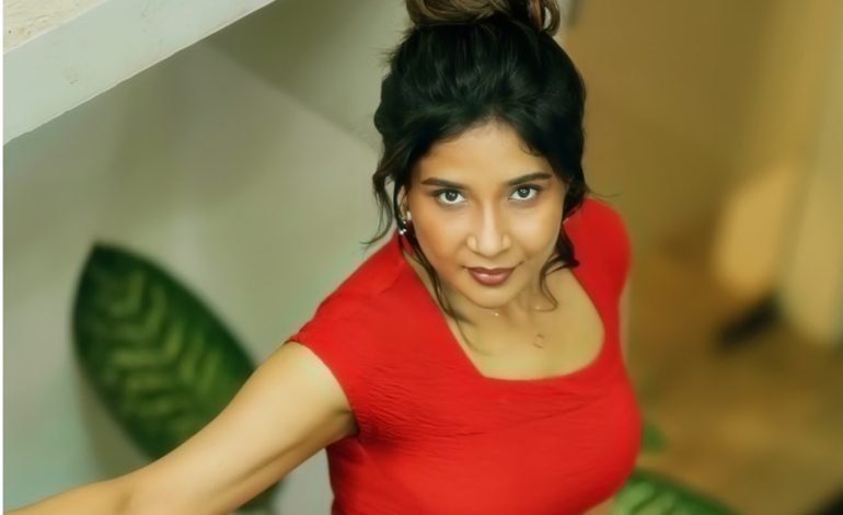 சிகப்பு நிற உடையில் கியூட் ஆக போஸ் குடுக்கும் சாஷி அகர்வால்