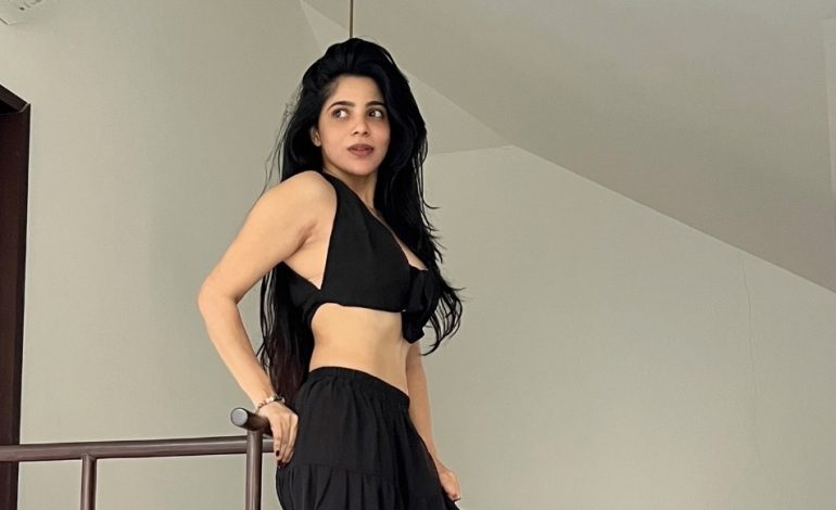 கருப்பு நிற ஆடையில் வலம் வரும் நடிகை திவ்ய பாரதி