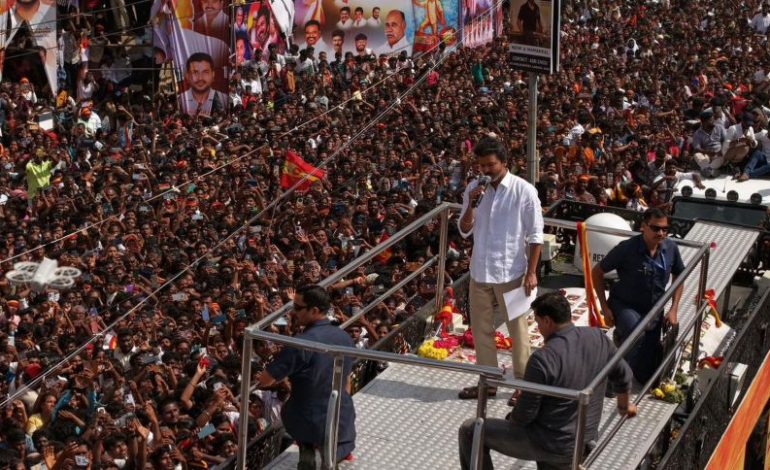 முன்ஜாமீன் வாங்கலாமா? விஜய் வீட்டிற்கு விரைந்த வழக்கறிஞர்கள் குழு