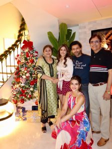 #KritiSanon #Christmas2025 #FamilyTime #MerryChristmas #BollywoodCelebration #KritiSanonPhotos #ViralNews #MerryChristmasKriti