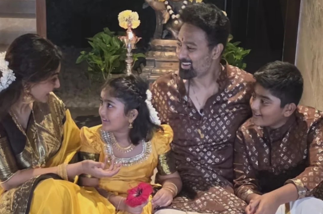 புன்னகை அரசியின் சின்னஞ்சிறு உலகம்! – இணையத்தை நனையவைக்கும் சினேகாவின் பேமிலி க்ளிக்ஸ்.