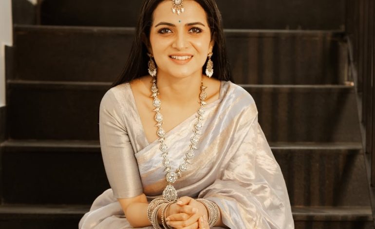 “என்றும் மாறாத அதே புன்னகை!” – பட்டுப் புடவையில் ஜொலிக்கும் DD-யின் வைரல் போட்டோஸ்!