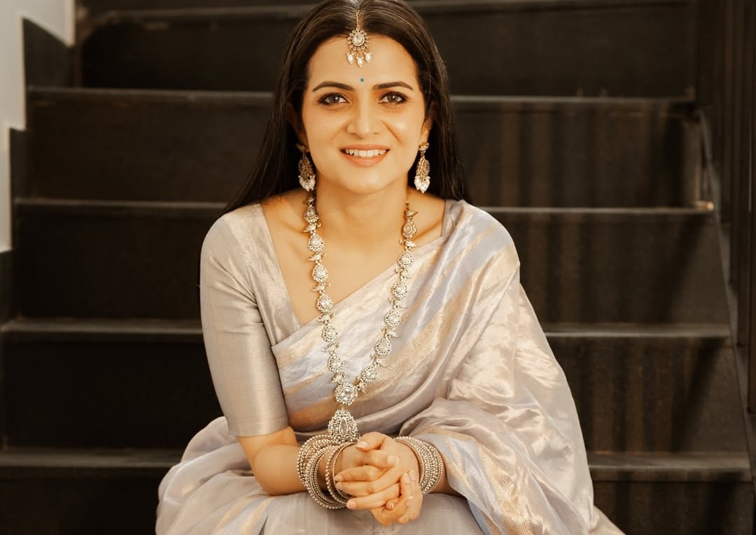 “என்றும் மாறாத அதே புன்னகை!” – பட்டுப் புடவையில் ஜொலிக்கும் DD-யின் வைரல் போட்டோஸ்!