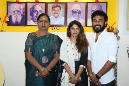 “நெகிழ்ச்சி! பிரேமலதா விஜயகாந்தை சந்தித்து திருமண அழைப்பிதழ் வழங்கிய ஜூலி.”