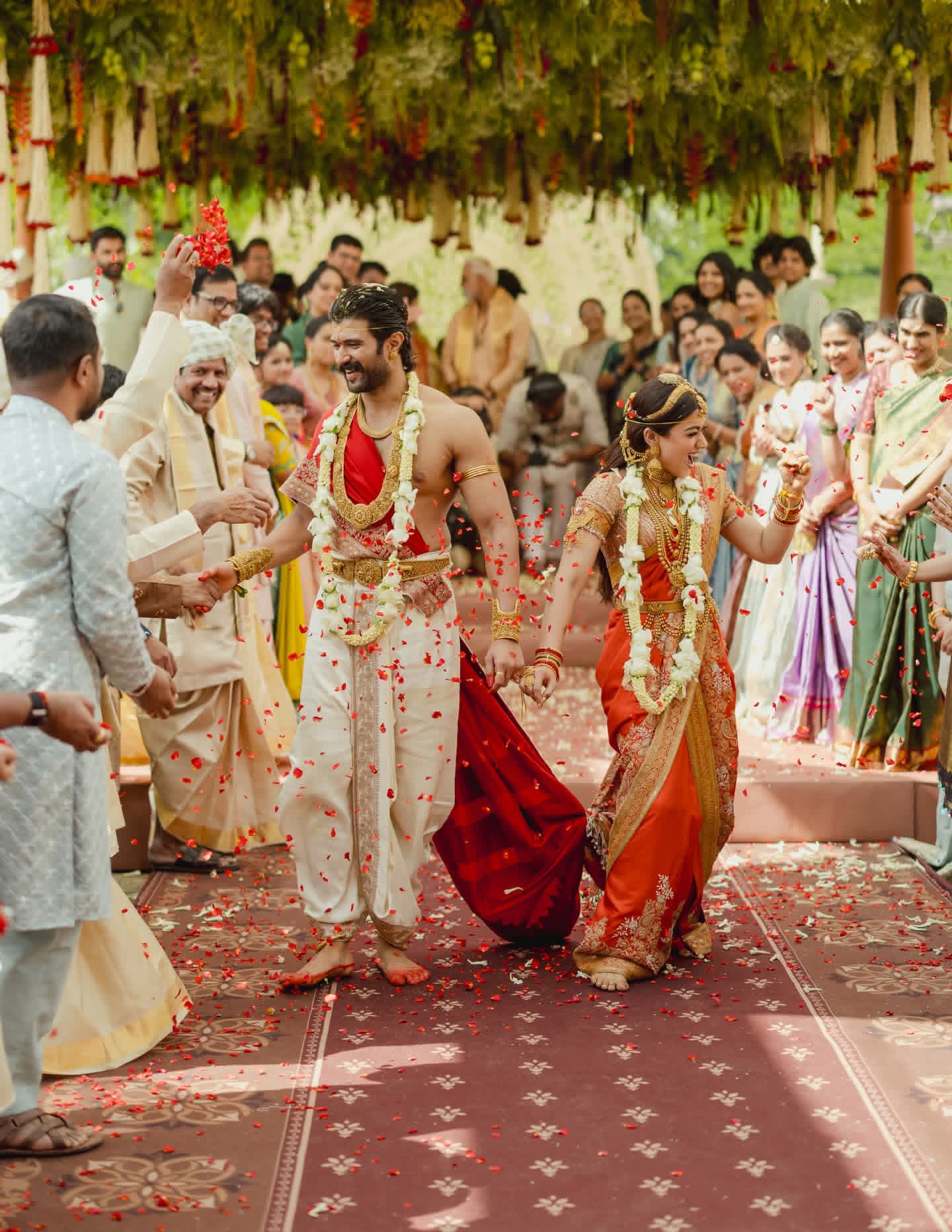 பிரம்மாண்டமாக நடைபெற்ற விஜய் தேவரகொண்டா – ராஷ்மிகா திருமணம்.